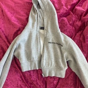 Prettylittlething gray cropped hoodie with logo